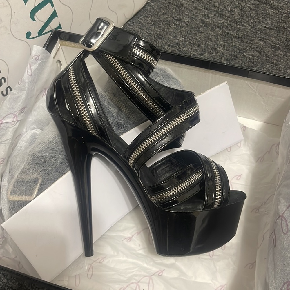 7’ stiletto sandal style: 709 chronic , size 6 1/2 , never worn.